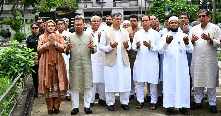 নিহত সেনা কর্মকর্তাদের কবর জিয়ারত করেছেন প্রধানমন্ত্রী ও তার সহধর্মিণী